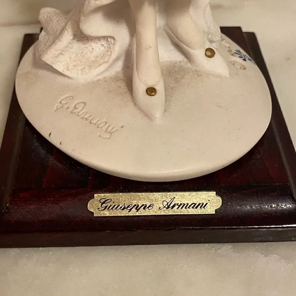 Capodimonte Giuseppe Armani Florence Italy “lady with flowers “ porcelain figure - Picture 5 of 14